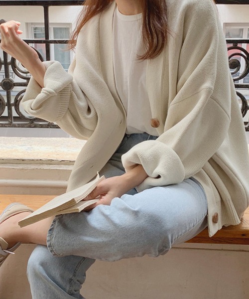 AMOUR BOX（アムールボックス）の「3ボタンVネックニットカーディガン（カーディガン/ボレロ・レディース・ブラック/クリーム/ブラウン/ベージュ/モカ/チャコール/イエロー/グリーン/パープル/ブルー・MEDIUM/LARGE）」の6枚目の写真