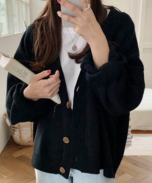 AMOUR BOX（アムールボックス）の「3ボタンVネックニットカーディガン（カーディガン/ボレロ・レディース・ブラック/クリーム/ブラウン/ベージュ/モカ/チャコール/イエロー/グリーン/パープル/ブルー・MEDIUM/LARGE）」の2枚目の写真