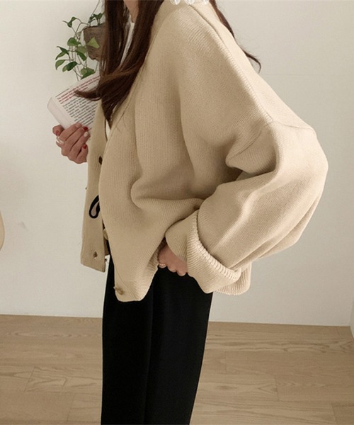 AMOUR BOX（アムールボックス）の「3ボタンVネックニットカーディガン（カーディガン/ボレロ・レディース・ブラック/クリーム/ブラウン/ベージュ/モカ/チャコール/イエロー/グリーン/パープル/ブルー・MEDIUM/LARGE）」の20枚目の写真