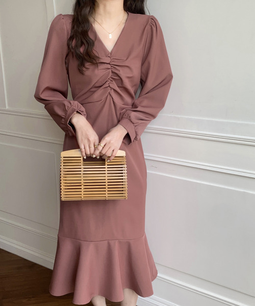 emi+（エミプラス）の「フロントギャザーマーメードロングワンピース（ワンピース・レディース・ブラック/レッド/ベージュ・FREE）」の3枚目の写真