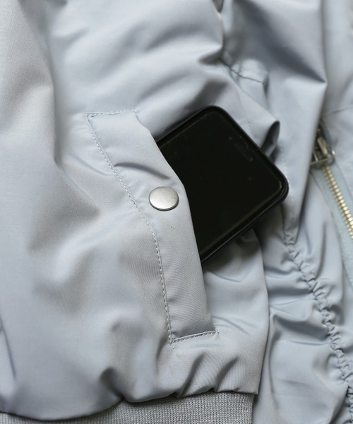 SPINNS(スピンズ)の「中綿ショート丈MA-1ジャケット(MA-1・レディース・ブラック/カーキ/サックスブルー・ONESIZE)」の11枚目の写真