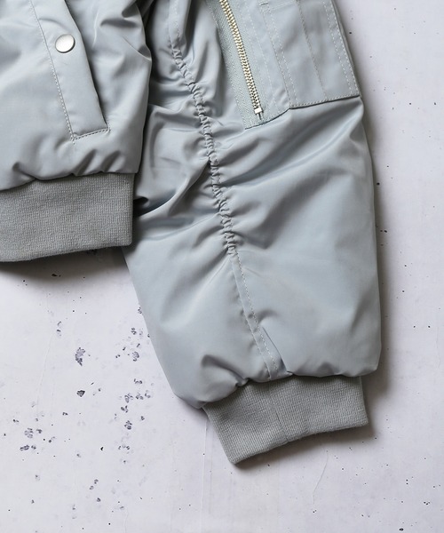 SPINNS(スピンズ)の「中綿ショート丈MA-1ジャケット(MA-1・レディース・ブラック/カーキ/サックスブルー・ONESIZE)」の13枚目の写真