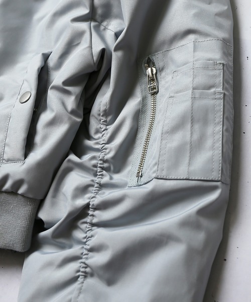 SPINNS(スピンズ)の「中綿ショート丈MA-1ジャケット(MA-1・レディース・ブラック/カーキ/サックスブルー・ONESIZE)」の12枚目の写真