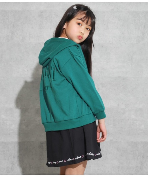 ANAP kids(アナップキッズ)の「バック刺繍ミニ裏毛パーカー(パーカー・キッズ・ベージュ/ブラック/モスグリーン・110cm/120cm/130cm)」の3枚目の写真