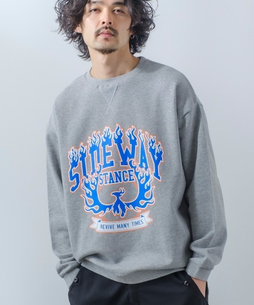 SIDEWAY STANCE（サイドウェイスタンス）の「【SIDEWAY STANCE】スウェットクルーネック プリント オーバーサイズ トレーナー（スウェット・メンズ・グレー系その他/グリーン系その他2/ブラック系その他/グレー系その他2/グリーン系その他/ブルー系その他/ブラック系その他2/ブルー系その他2・LARGE/MEDIUM/X-LARGE）」の4枚目の写真