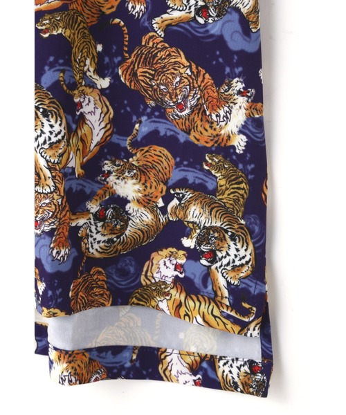 BLUE TORNADO（ブルートルネード）の「BLUE TORNADO∴タイガープリントアロハシャツ（シャツ/ブラウス・メンズ・アイボリー/ネイビー・M/L）」の7枚目の写真