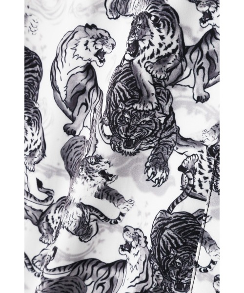 BLUE TORNADO（ブルートルネード）の「BLUE TORNADO∴タイガープリントアロハシャツ（シャツ/ブラウス・メンズ・アイボリー/ネイビー・M/L）」の4枚目の写真