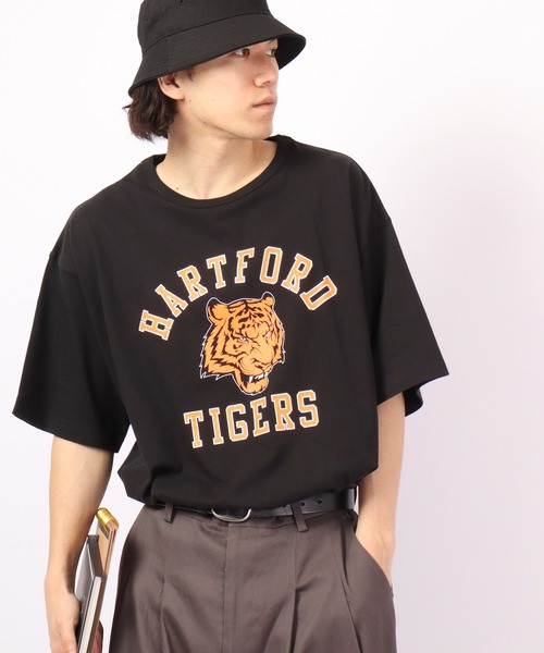 Revo.(レボ)の「Revo. USAコットン×リサイクルコットンルーズシルエット カレッジプリントTee(Tシャツ/カットソー・メンズ・ブルー系その他/ダークパープル/グリーン/ホワイト/ブラック・1/2)」の2枚目の写真