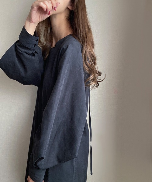 junoah(ジュノア)の「ボリュームスリーブマーメイドワンピース(ワンピース・レディース・ブラック/モカ/チャコール・MEDIUM/LARGE)」の18枚目の写真