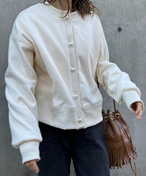 mi via loca(ミヴィアロカ)の「ビッグパールボタン 2WAY 枠ロゴ ボアスウェットカーディガン(スウェット・レディース・キナリ/スミクロ/ラベンダー・FREE)」の4枚目の写真