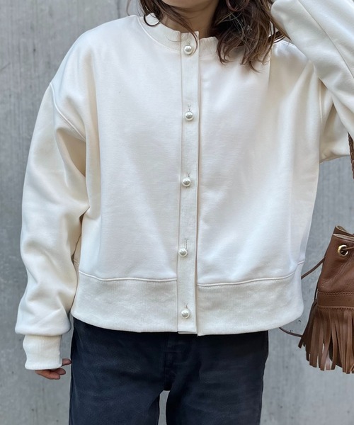 mi via loca(ミヴィアロカ)の「ビッグパールボタン 2WAY 枠ロゴ ボアスウェットカーディガン(スウェット・レディース・キナリ/スミクロ/ラベンダー・FREE)」の5枚目の写真