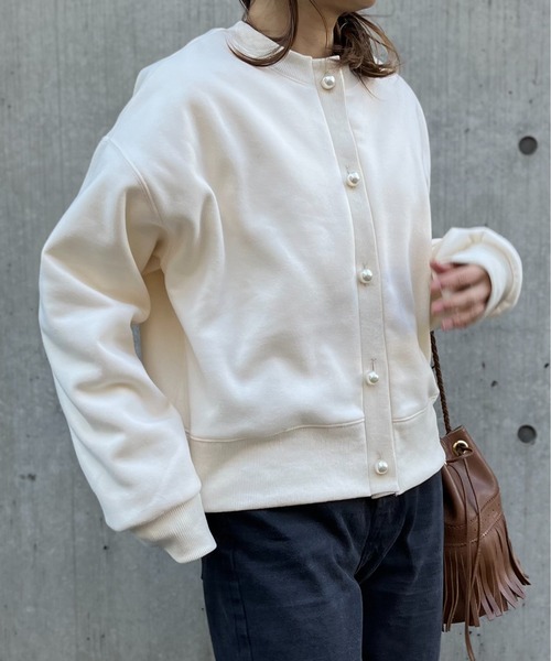 mi via loca(ミヴィアロカ)の「ビッグパールボタン 2WAY 枠ロゴ ボアスウェットカーディガン(スウェット・レディース・キナリ/スミクロ/ラベンダー・FREE)」の8枚目の写真