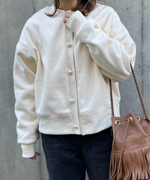 mi via loca(ミヴィアロカ)の「ビッグパールボタン 2WAY 枠ロゴ ボアスウェットカーディガン(スウェット・レディース・キナリ/スミクロ/ラベンダー・FREE)」の9枚目の写真