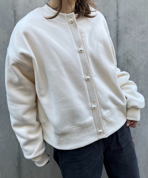 mi via loca(ミヴィアロカ)の「ビッグパールボタン 2WAY 枠ロゴ ボアスウェットカーディガン(スウェット・レディース・キナリ/スミクロ/ラベンダー・FREE)」の10枚目の写真