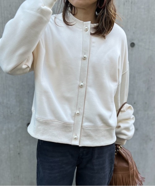 mi via loca(ミヴィアロカ)の「ビッグパールボタン 2WAY 枠ロゴ ボアスウェットカーディガン(スウェット・レディース・キナリ/スミクロ/ラベンダー・FREE)」の11枚目の写真