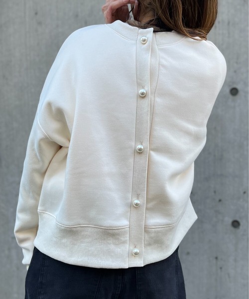 mi via loca(ミヴィアロカ)の「ビッグパールボタン 2WAY 枠ロゴ ボアスウェットカーディガン(スウェット・レディース・キナリ/スミクロ/ラベンダー・FREE)」の13枚目の写真