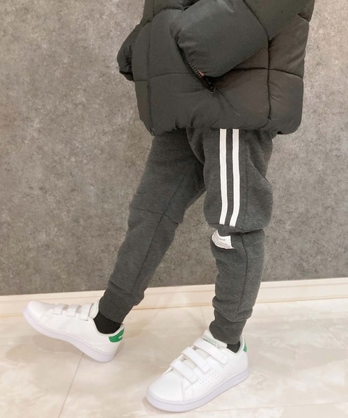 THE CASUAL（カジュアル）の「裏起毛　ラインテックパンツ（その他パンツ・キッズ・杢グレー/グレー系/ネイビー系/ブラック/グレー系1/ベージュ系/ネイビー/ベージュ/チャコール/ブラック系・130cm/140cm/150cm/160cm/110cm/120cm）」の4枚目の写真