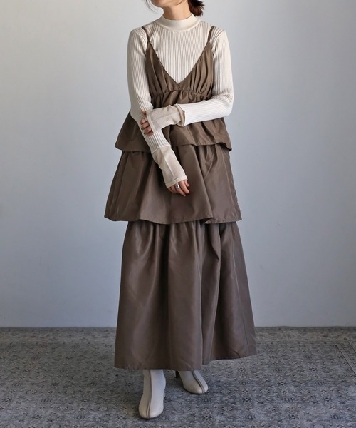 r.（アールドット）の「ソフトタフタ ティアード キャミワンピース（ジャンパースカート・レディース・グレイッシュベージュ/ブラック/キナリ・FREE）」の3枚目の写真