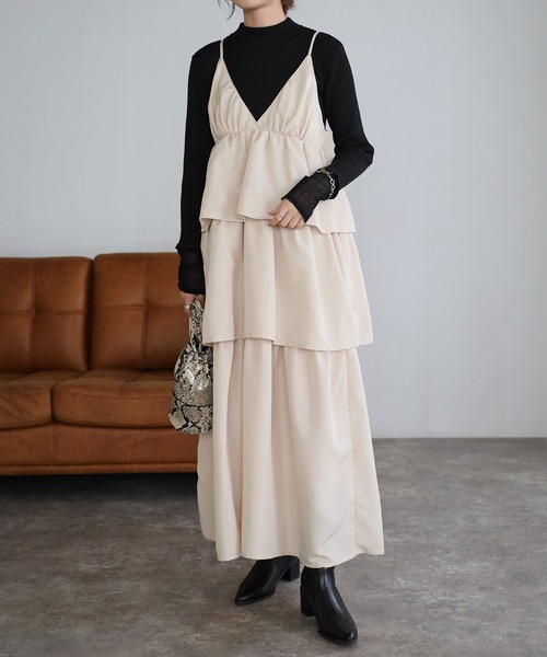 r.（アールドット）の「ソフトタフタ ティアード キャミワンピース（ジャンパースカート・レディース・グレイッシュベージュ/ブラック/キナリ・FREE）」の2枚目の写真