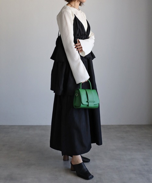 r.（アールドット）の「ソフトタフタ ティアード キャミワンピース（ジャンパースカート・レディース・グレイッシュベージュ/ブラック/キナリ・FREE）」の4枚目の写真