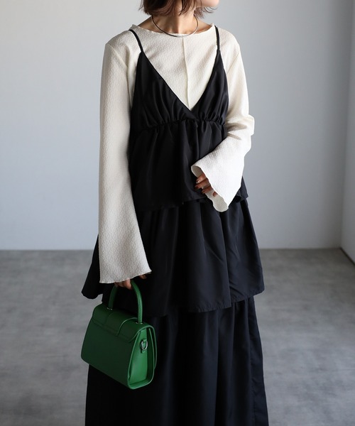 r.（アールドット）の「ソフトタフタ ティアード キャミワンピース（ジャンパースカート・レディース・グレイッシュベージュ/ブラック/キナリ・FREE）」の6枚目の写真