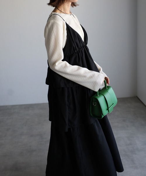 r.（アールドット）の「ソフトタフタ ティアード キャミワンピース（ジャンパースカート・レディース・グレイッシュベージュ/ブラック/キナリ・FREE）」の7枚目の写真