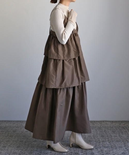 r.（アールドット）の「ソフトタフタ ティアード キャミワンピース（ジャンパースカート・レディース・グレイッシュベージュ/ブラック/キナリ・FREE）」の10枚目の写真