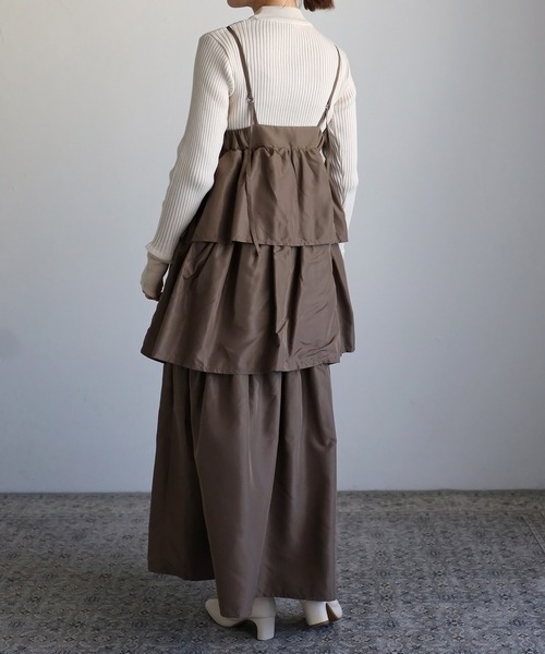 r.（アールドット）の「ソフトタフタ ティアード キャミワンピース（ジャンパースカート・レディース・グレイッシュベージュ/ブラック/キナリ・FREE）」の11枚目の写真