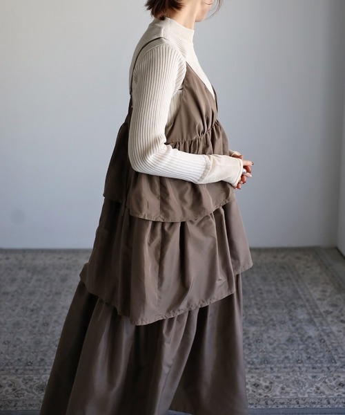 r.（アールドット）の「ソフトタフタ ティアード キャミワンピース（ジャンパースカート・レディース・グレイッシュベージュ/ブラック/キナリ・FREE）」の13枚目の写真