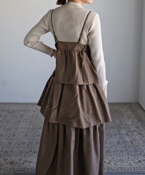 r.（アールドット）の「ソフトタフタ ティアード キャミワンピース（ジャンパースカート・レディース・グレイッシュベージュ/ブラック/キナリ・FREE）」の14枚目の写真