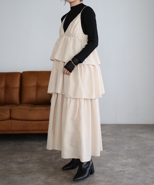 r.（アールドット）の「ソフトタフタ ティアード キャミワンピース（ジャンパースカート・レディース・グレイッシュベージュ/ブラック/キナリ・FREE）」の19枚目の写真
