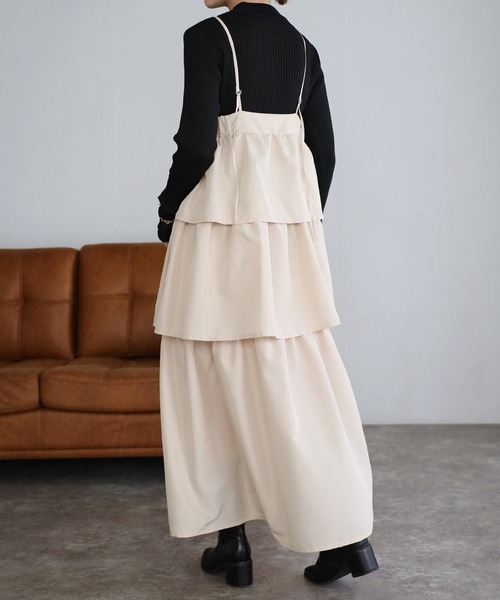 r.（アールドット）の「ソフトタフタ ティアード キャミワンピース（ジャンパースカート・レディース・グレイッシュベージュ/ブラック/キナリ・FREE）」の20枚目の写真