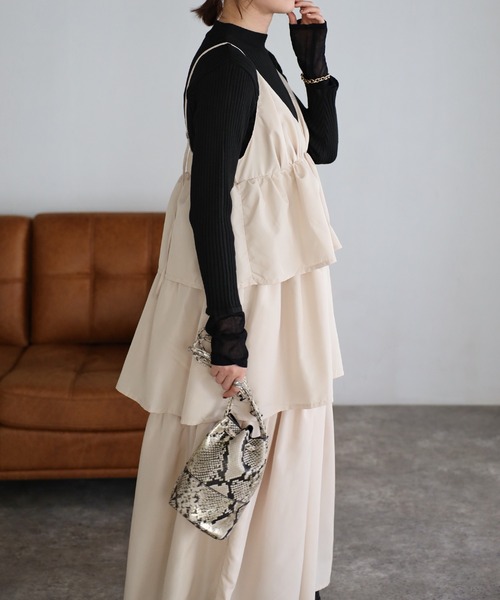 r.（アールドット）の「ソフトタフタ ティアード キャミワンピース（ジャンパースカート・レディース・グレイッシュベージュ/ブラック/キナリ・FREE）」の22枚目の写真