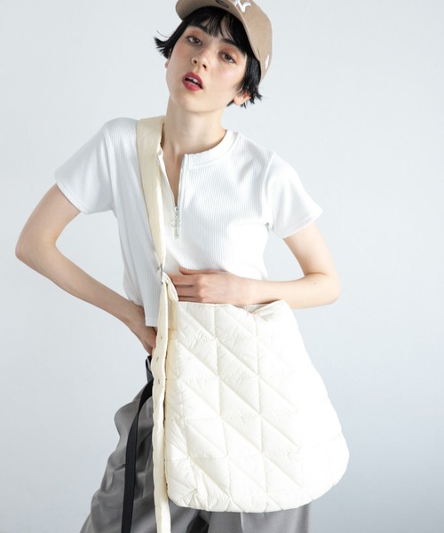 PAGEBOY(ページボーイ)の「パテッドBIGショルダー(ショルダーバッグ・レディース・ターコイズブルー/オフホワイト/ブラック・FREE)」の1枚目の写真