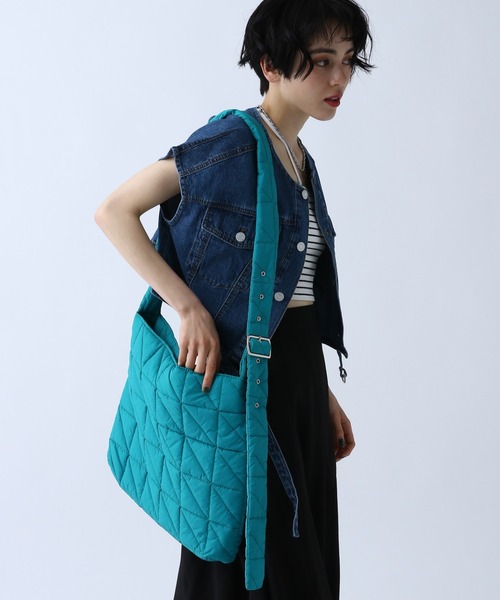 PAGEBOY(ページボーイ)の「パテッドBIGショルダー(ショルダーバッグ・レディース・ターコイズブルー/オフホワイト/ブラック・FREE)」の4枚目の写真