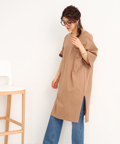 Cutie Blonde(キューティーブロンド)の「◆深めスリットで楽ちん! たっぷりバックロゴ チュニックTシャツ(チュニック・レディース・ホワイト系/チャコール/キャメル/ネイビー・00)」の1枚目の写真