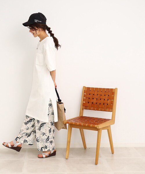 Cutie Blonde(キューティーブロンド)の「◆深めスリットで楽ちん! たっぷりバックロゴ チュニックTシャツ(チュニック・レディース・ホワイト系/チャコール/キャメル/ネイビー・00)」の13枚目の写真