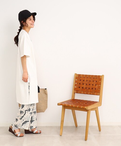 Cutie Blonde(キューティーブロンド)の「◆深めスリットで楽ちん! たっぷりバックロゴ チュニックTシャツ(チュニック・レディース・ホワイト系/チャコール/キャメル/ネイビー・00)」の8枚目の写真