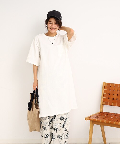 Cutie Blonde(キューティーブロンド)の「◆深めスリットで楽ちん! たっぷりバックロゴ チュニックTシャツ(チュニック・レディース・ホワイト系/チャコール/キャメル/ネイビー・00)」の15枚目の写真