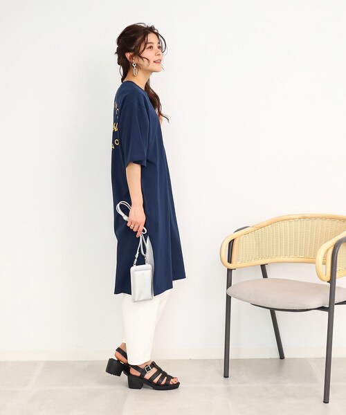 Cutie Blonde(キューティーブロンド)の「◆深めスリットで楽ちん! たっぷりバックロゴ チュニックTシャツ(チュニック・レディース・ホワイト系/チャコール/キャメル/ネイビー・00)」の14枚目の写真