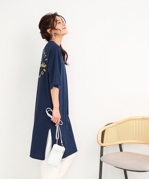 Cutie Blonde(キューティーブロンド)の「◆深めスリットで楽ちん! たっぷりバックロゴ チュニックTシャツ(チュニック・レディース・ホワイト系/チャコール/キャメル/ネイビー・00)」の9枚目の写真