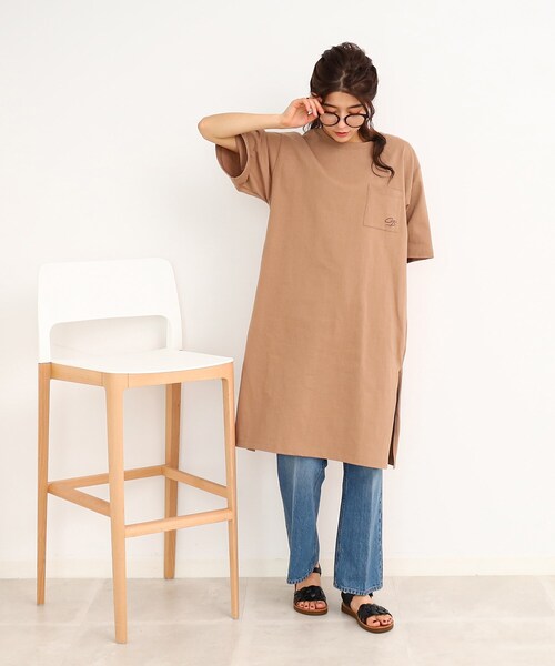 Cutie Blonde(キューティーブロンド)の「◆深めスリットで楽ちん! たっぷりバックロゴ チュニックTシャツ(チュニック・レディース・ホワイト系/チャコール/キャメル/ネイビー・00)」の16枚目の写真