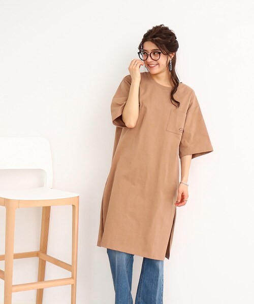 Cutie Blonde(キューティーブロンド)の「◆深めスリットで楽ちん! たっぷりバックロゴ チュニックTシャツ(チュニック・レディース・ホワイト系/チャコール/キャメル/ネイビー・00)」の21枚目の写真