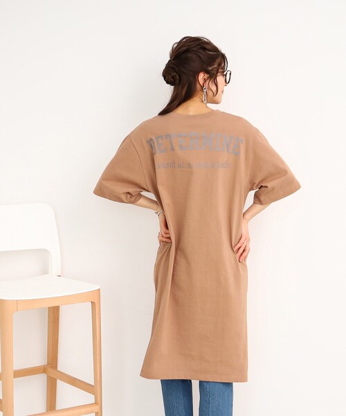 Cutie Blonde(キューティーブロンド)の「◆深めスリットで楽ちん! たっぷりバックロゴ チュニックTシャツ(チュニック・レディース・ホワイト系/チャコール/キャメル/ネイビー・00)」の10枚目の写真