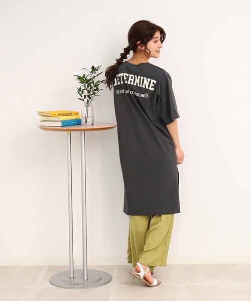 Cutie Blonde(キューティーブロンド)の「◆深めスリットで楽ちん! たっぷりバックロゴ チュニックTシャツ(チュニック・レディース・ホワイト系/チャコール/キャメル/ネイビー・00)」の7枚目の写真