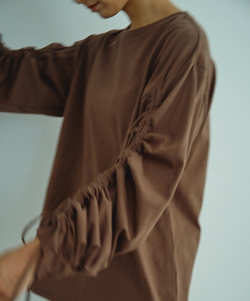 abor o-t-l(アボアオーティーエル)の「シャーリングロングスリーブT-シャツ(Tシャツ/カットソー・レディース・ブラック/ブラウン/オフホワイト・FREE)」の2枚目の写真