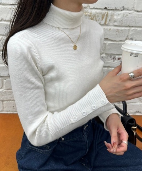 OLIVE des OLIVE(オリーブデオリーブ)の「【WEB限定】袖口ボタンタートルニット 1032050140(ニット/セーター・レディース・トップグレー/サックスブルー/ブラック/オフホワイト・FREE)」の2枚目の写真