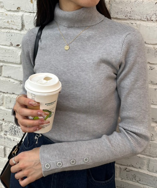 OLIVE des OLIVE(オリーブデオリーブ)の「【WEB限定】袖口ボタンタートルニット 1032050140(ニット/セーター・レディース・トップグレー/サックスブルー/ブラック/オフホワイト・FREE)」の4枚目の写真