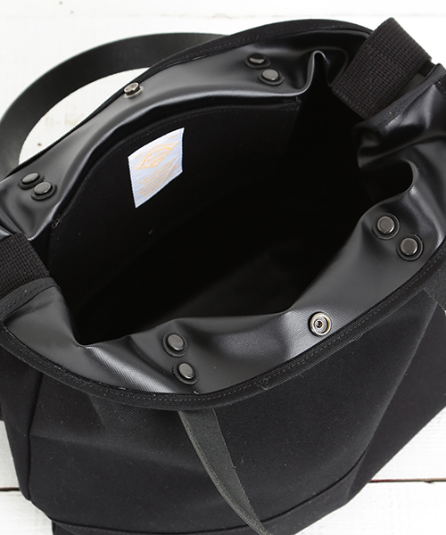 B:MING by BEAMS(ビーミングバイビームス)の「<VERY11月号掲載>buddy×B:MING / 別注Collar レザートート 15FW(トートバッグ・レディース・ブラック/オリーブ・ONE SIZE)」の11枚目の写真