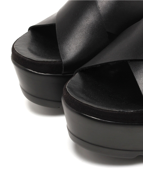 Chico（チコ）の「クロス厚底サンダル（サンダル・レディース・ホワイト/ブラック/シルバー・SMALL/MEDIUM/LARGE）」の7枚目の写真